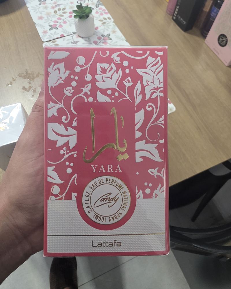 Yara Candy by Lattafa, caixa do perfume