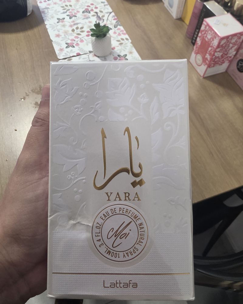 Yara Moi by Lattafa, caixa do perfume